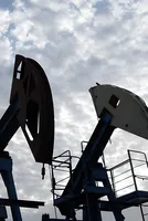 Oil prices climb as traders weigh Saudi supply risk, Russian diesel flow 