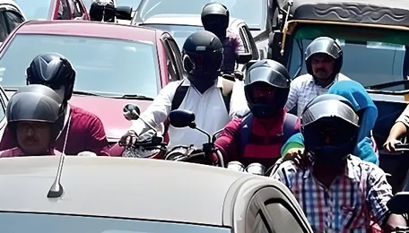 ‘Pink Line’ work, rain give commuters traffic blues in Kochi 