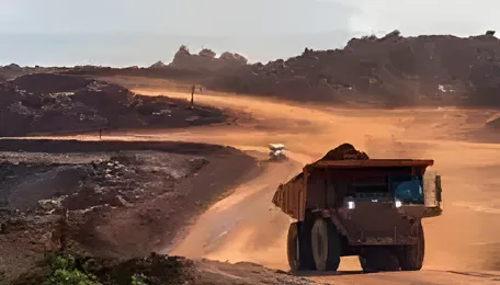 Coal Sector Boosts Output while Tightening Green and Safety Standards 