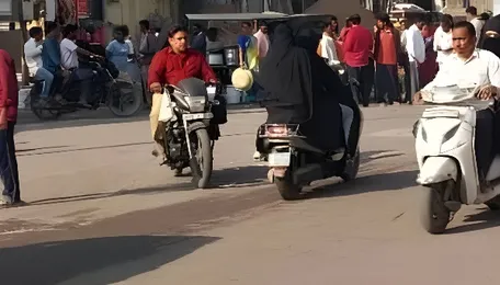 Metro rail work breathes life into Old City’s dormant ‘labour addas’ 