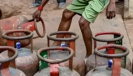 Will Doemstic Piped Gas and CNG Supply Be Affected in India Amid Iran-Israel War? PIB Fact Check Clarifies Viral Claims 