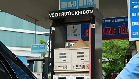 Vietnam's gasoline and oil prices are lower than neighboring countries 