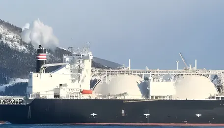 Russia pushes sanctioned LNG to Asian buyers at discount 