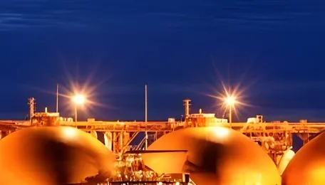 Qatar and UAE Turn to Rare LNG Ship Transfers as Hormuz Crisis Drags On