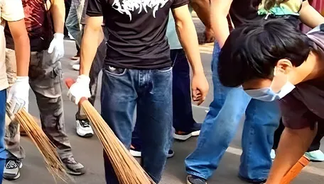 Post Protest, Volunteers Launch Cleanliness Drive At Jantar Mantar 