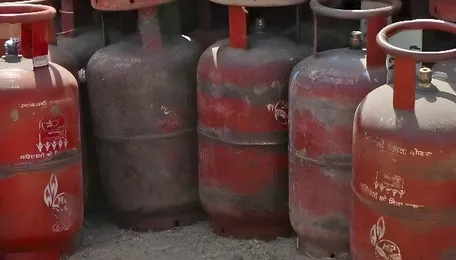 Govandi Delivery Agent Accused Of Selling LPG Cylinders Above Price