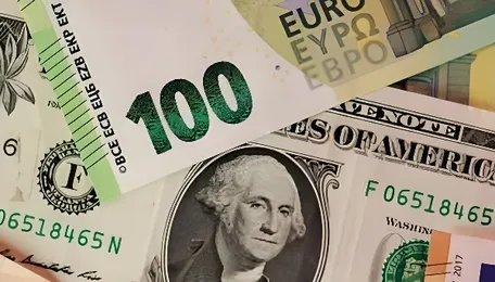 Euro falls, set for fifth straight weekly drop as oil prices rise 
