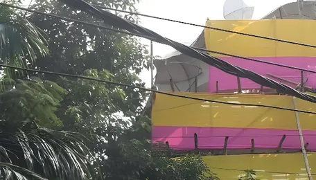 Garbage, dangling wires raise safety concerns ahead of Durga Puja in Nandgaon 