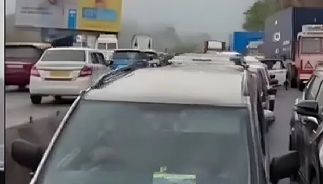 Mumbai Pune Expressway Faces Massive Holiday Traffic With Slow One Hour Travel