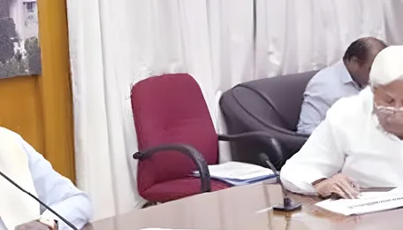 Siddaramaiah reviews progress of infrastructure and railway projects 