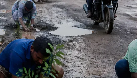 Tirupur Road Repairs Demanded as Farmers Plant Saplings in Potholes