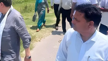 Parmar reviews progress of Rs 250 crore Parour-Thanpuri four-lane highway project 