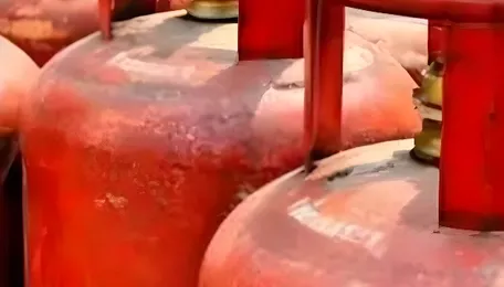 LPG Price Hike in India: Commercial Gas Cylinder Price Up by ₹993, PNG Connection Rules Tightened 