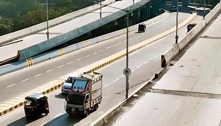 Mumbai Flyover Work Reshapes Night Traffic