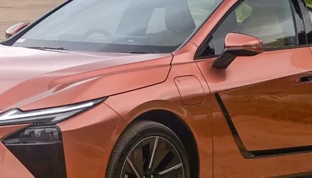 3 reasons to buy the Lexus ES 500e and 2 to skip it 