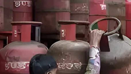 LPG bookings fall to 77 lakh; no fuel shortages, online bookings rise after govt campaign