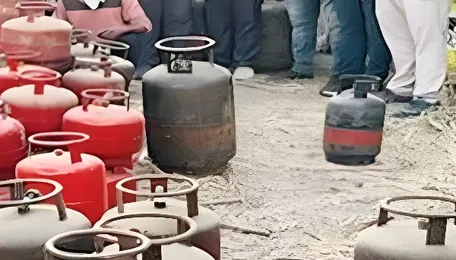 Relief for Migrants in India: Centre Doubles 5 kg Gas Cylinder Supply 