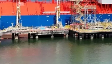 Ship coming from Texas arrives at the Port of Aratu with more than 18,000 tons of ethane at negative 90 degrees and marks the debut of Brilliant Future in Bahia, strengthening Braskem's international logistics to supply the Camaçari Industrial Complex. 