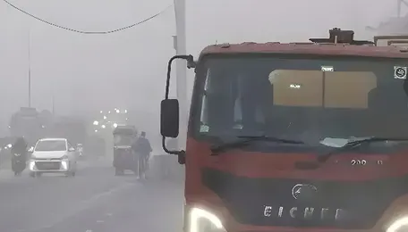 Lucknow Fog Alert Disrupts Urban Mobility Patterns