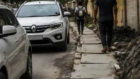 Kasturba Road Hazard Grows as Slabs and Debris Squeeze Traffic