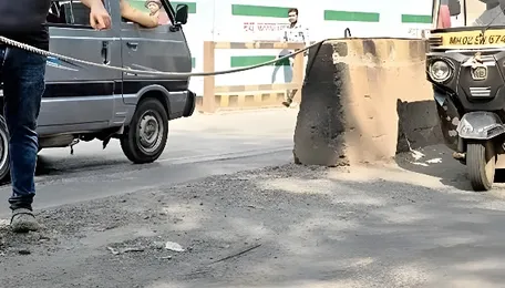 Mumbai Residents Highlight Dangers On Lokhandwala Metro Line Six Construction Stretch