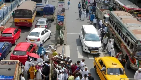 Kolkata Traffic Diversions Reshape Festival Mobility Plans