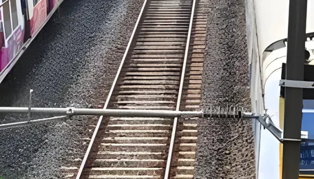 Ahmedabad Rail Delays Affect Daily Commuter Mobility