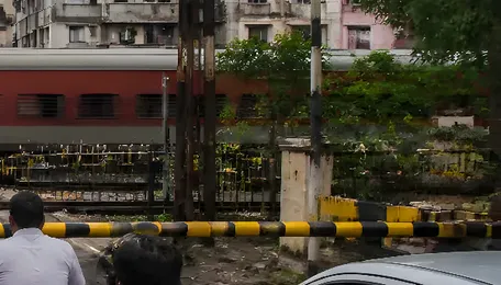 Ahmedabad Railway Crossings Face Roadblocks in Gate-Free Plan